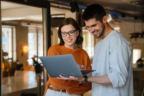 גבר מתלבט עם אישה איזה מחשב לקנות